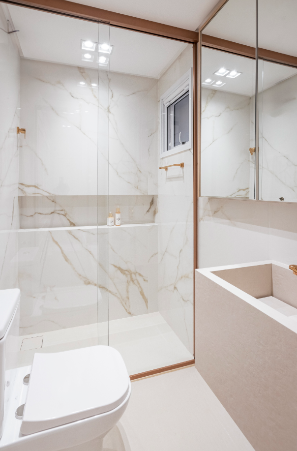 banheiro pequeno com nicho no box