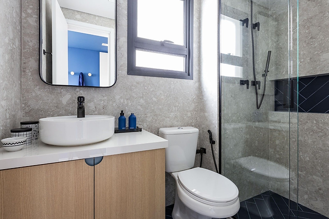 banheiro pequeno com nicho no box