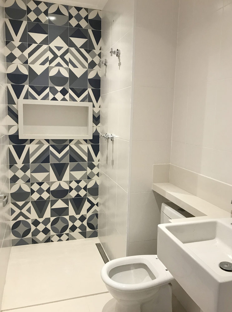 banheiro pequeno com nicho no box