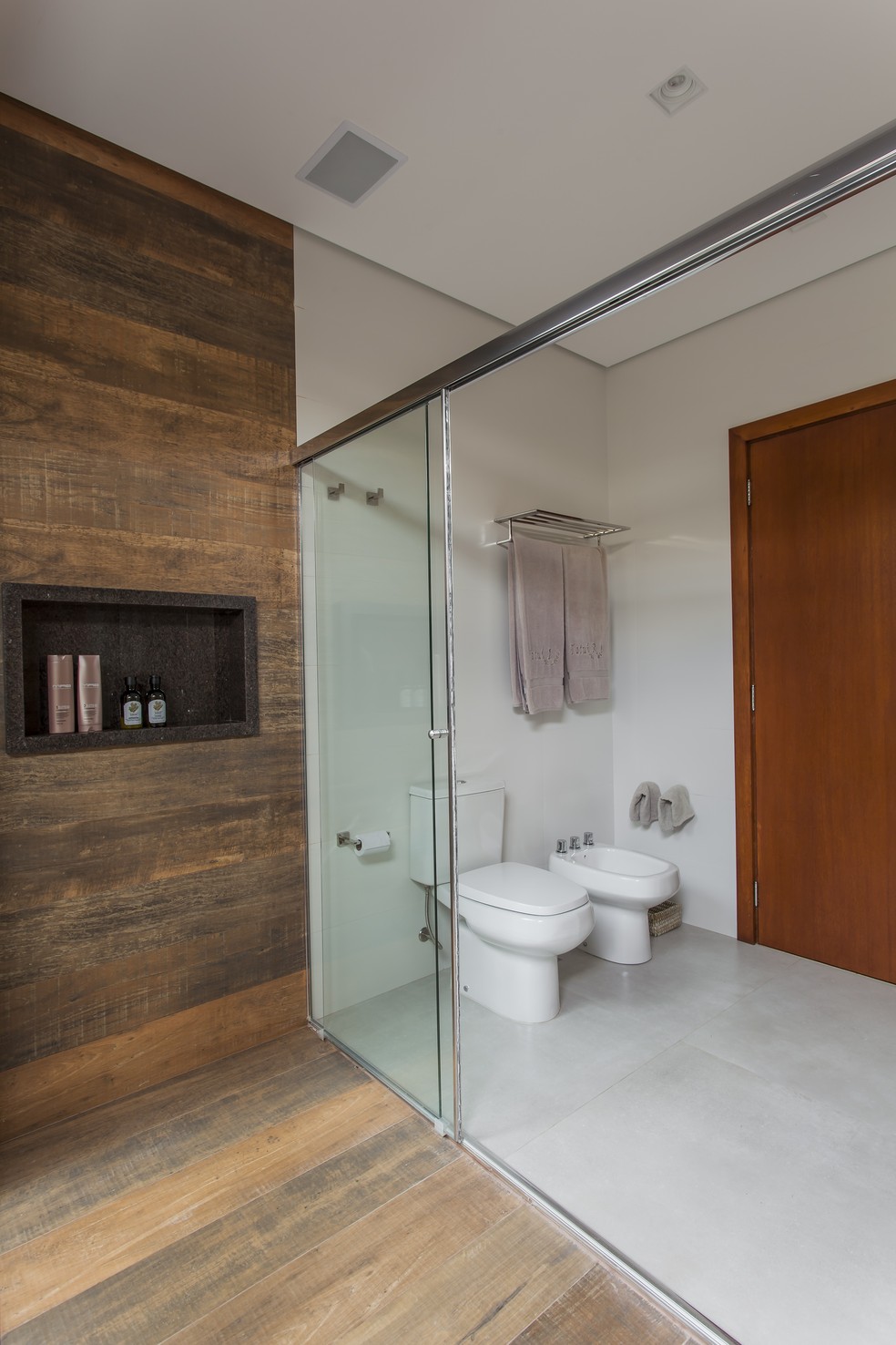 1. Nicho no Box: A Solução Definitiva para Banheiros Pequenos
2. Guia Completo: Como Escolher e Instalar o Nicho Ideal para seu Banheiro
3. Medidas e Materiais: Tudo Sobre Nichos Embutidos para Banheiros
4. Transforme seu Banheiro: Vantagens e Dicas do Nicho na Parede
5. Nicho de Porcelanato: Elegância e Funcionalidade no seu Box