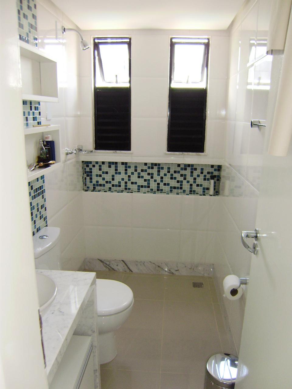 banheiro pequeno com nicho no box