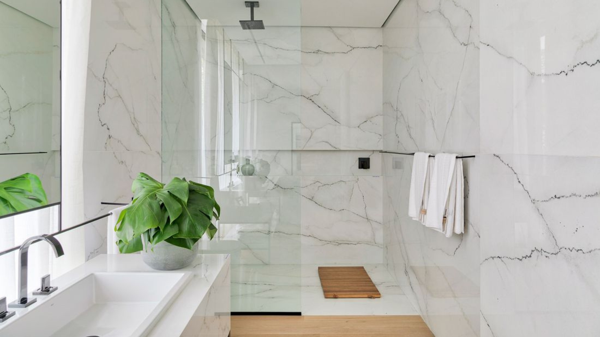 Iluminação Estratégica para Ampliar Banheiros Pequenos