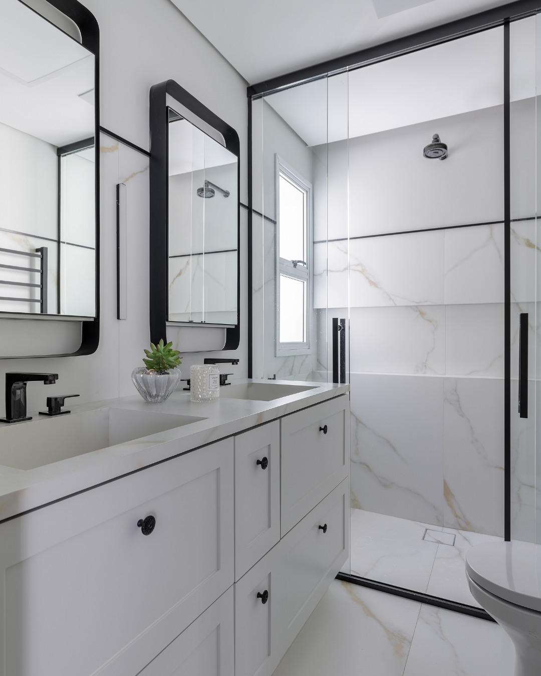 banheiro com detalhes em preto