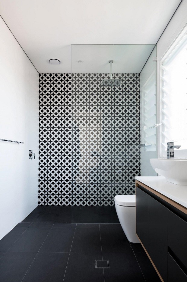 banheiro com detalhes em preto