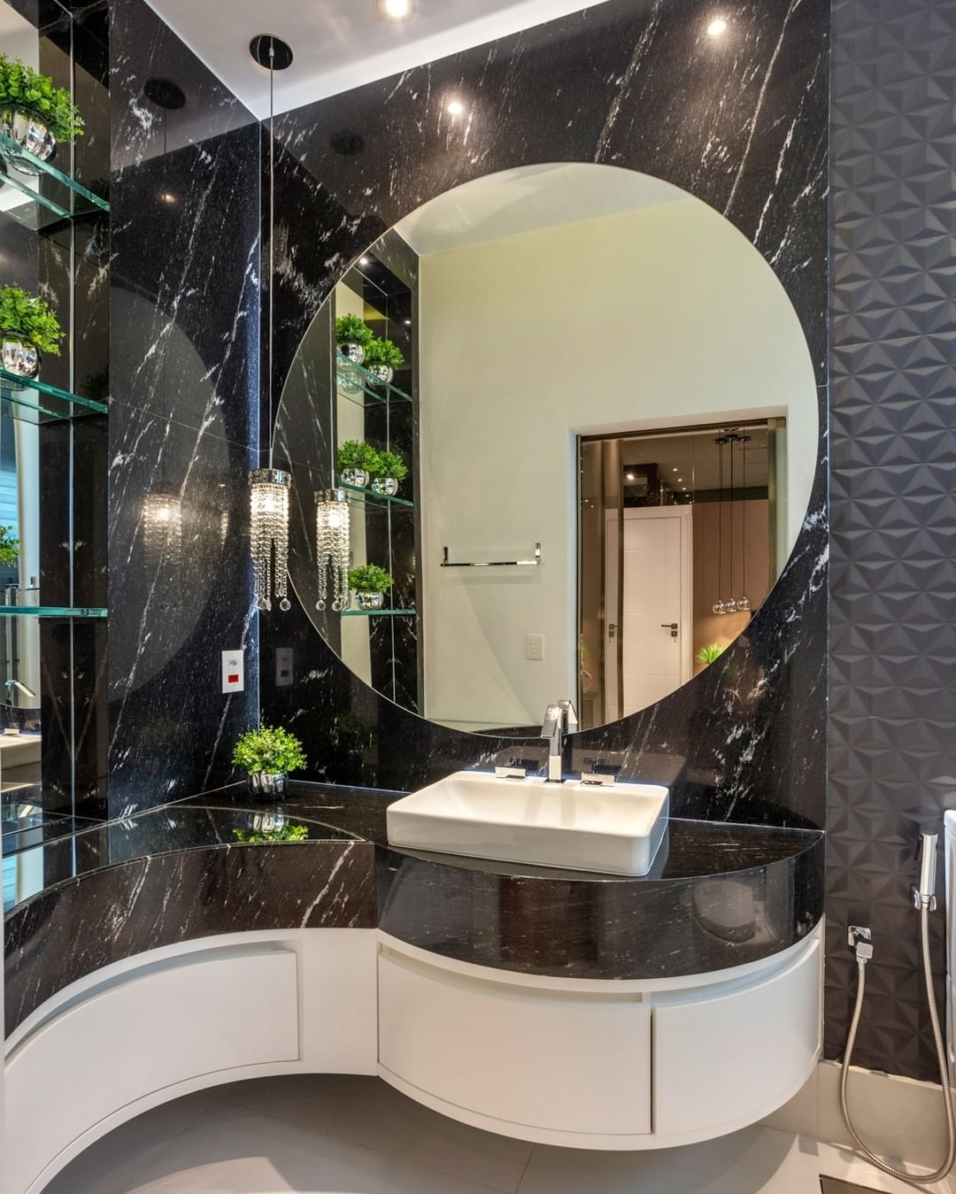 banheiro preto e branco com azulejo metrô