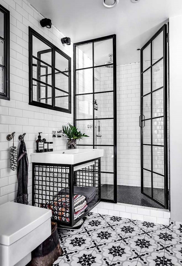 banheiro preto e branco com metais pretos