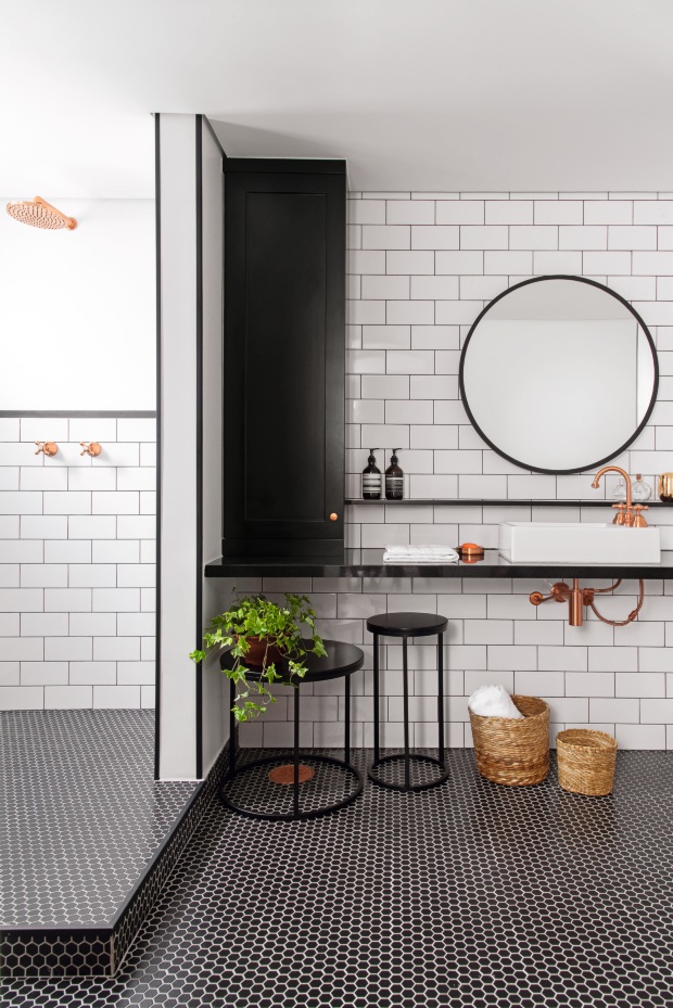 banheiro retro com piso xadrez