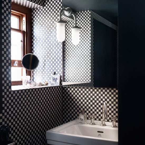 erros comuns ao decorar banheiro retro xadrez