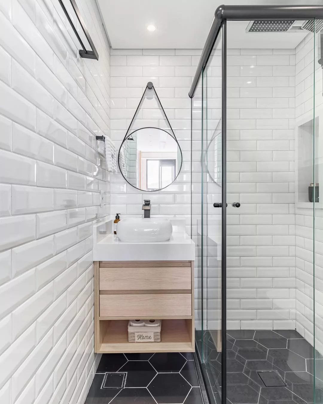 piso porcelanato ou ladrilho hidraulico banheiro retro