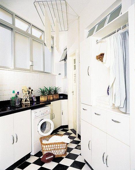 banheiro retro com piso xadrez