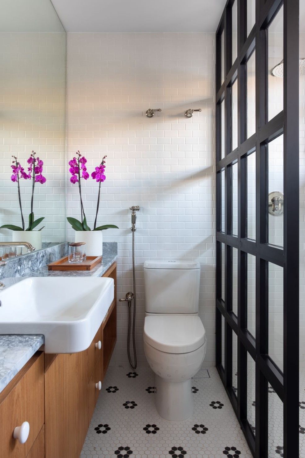 piso porcelanato ou ladrilho hidraulico banheiro retro