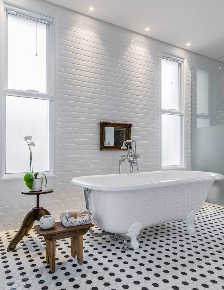 banheiro retro com piso xadrez