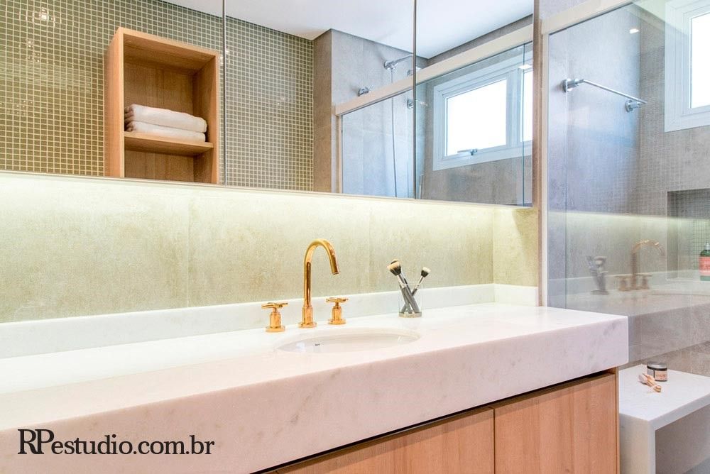 Como combinar rose gold com porcelanato cinza no banheiro | Guia completo para limpar e manter metais rose gold no banheiro | 7 marcas de acessórios para banheiro em rose gold que você precisa conhecer | Rose gold vs. cromado: qual escolher para seu banheiro? | Como usar espelhos com moldura rose gold para ampliar o banheiro