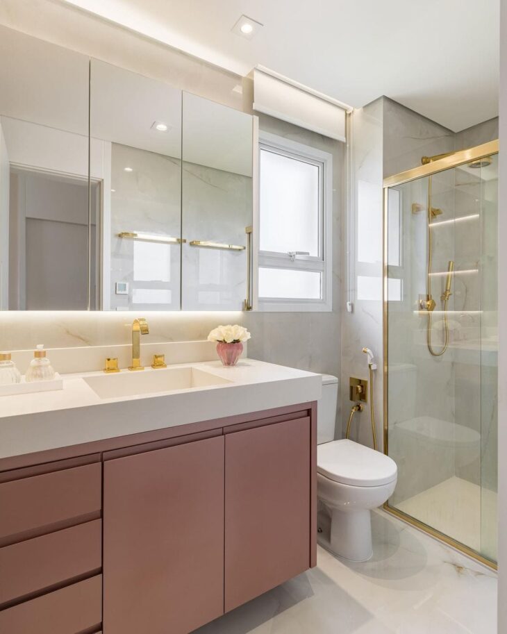 Como combinar rose gold com porcelanato cinza no banheiro | Guia completo para limpar e manter metais rose gold no banheiro | 7 marcas de acessórios para banheiro em rose gold que você precisa conhecer | Rose gold vs. cromado: qual escolher para seu banheiro? | Como usar espelhos com moldura rose gold para ampliar o banheiro