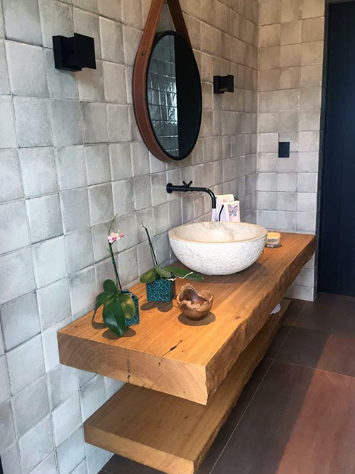 inspiração banheiro rústico moderno com pedras