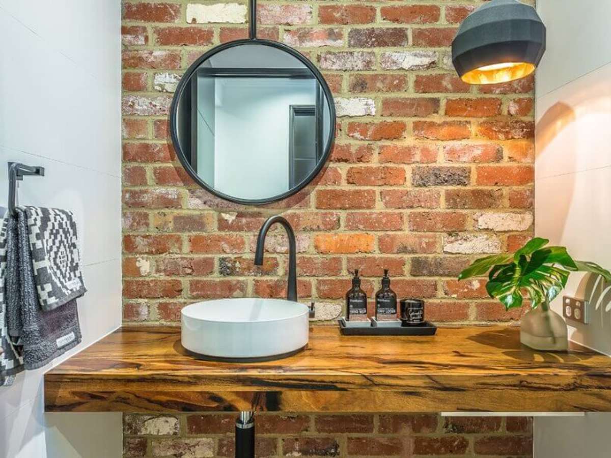 erros comuns ao decorar banheiro rústico com pedras