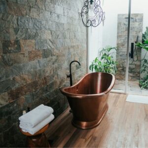 pedra natural vs porcelanato rústico para banheiro