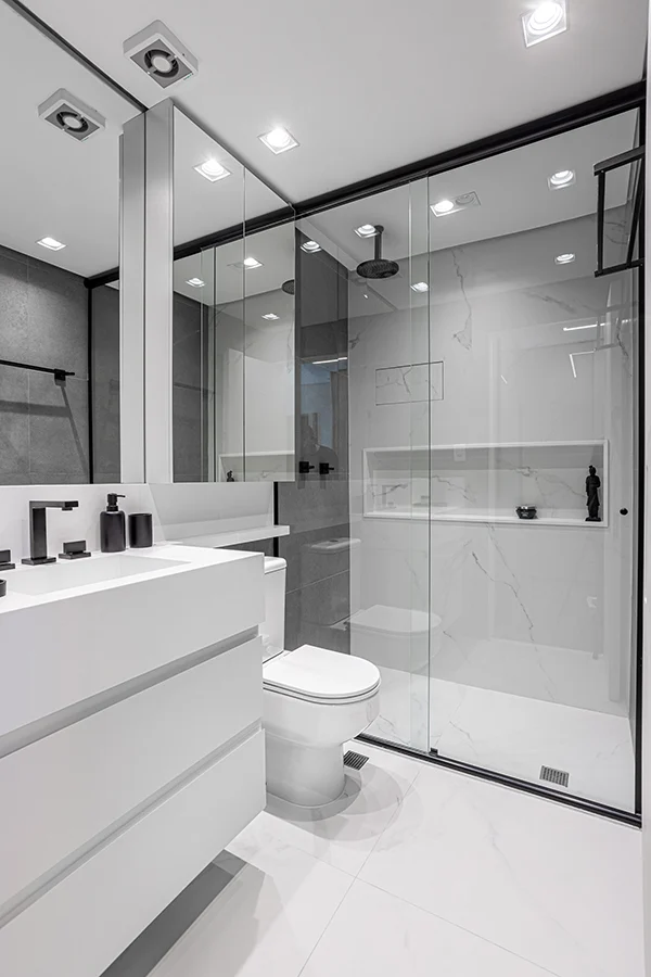 Banheiros com chuveiro de teto