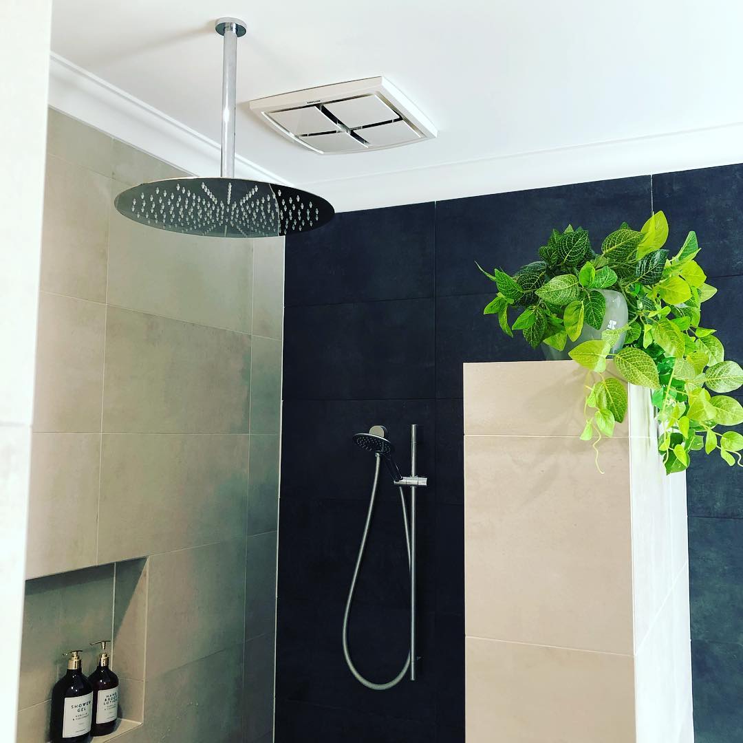 Design Minimalista: Integrando o Chuveiro de Teto no Projeto do Seu Banheiro