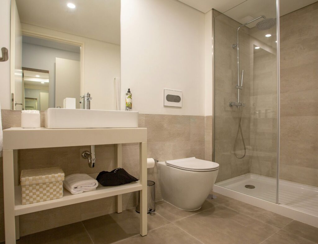 estilo escandinavo ou minimalista para banheiro