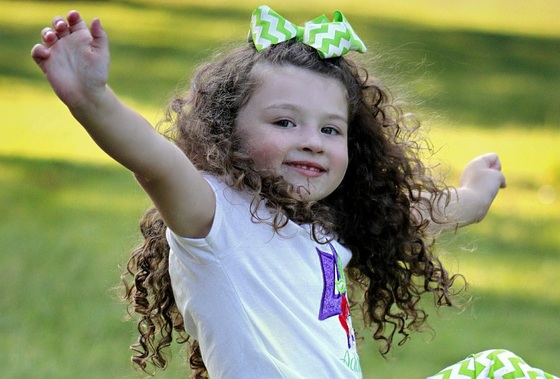 bebe cabelo cacheado