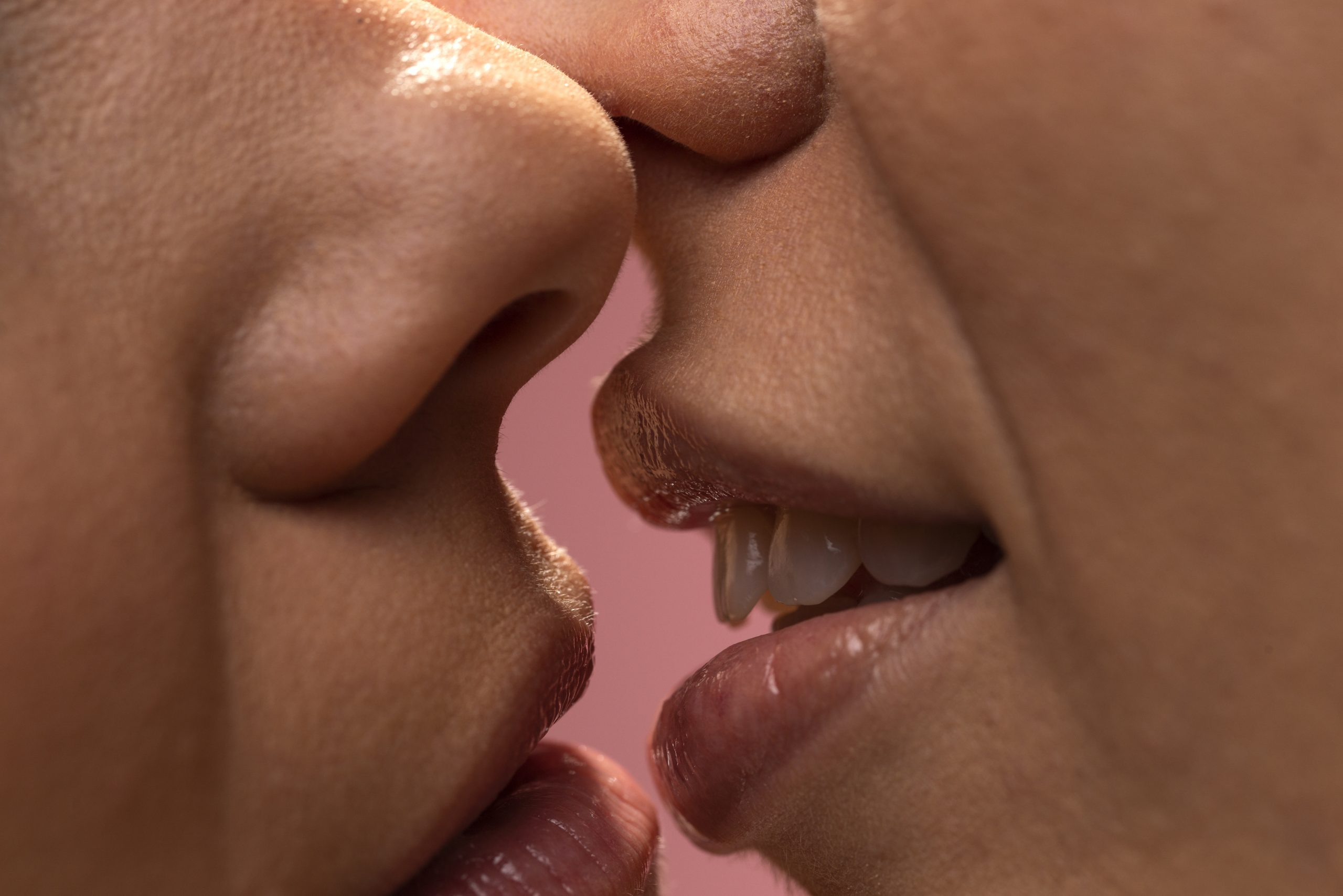 5 ideias de títulos:
1. A Ciência por Trás de um Beijo Inesquecível: Hormônios e Conexão
2. Desvendando o