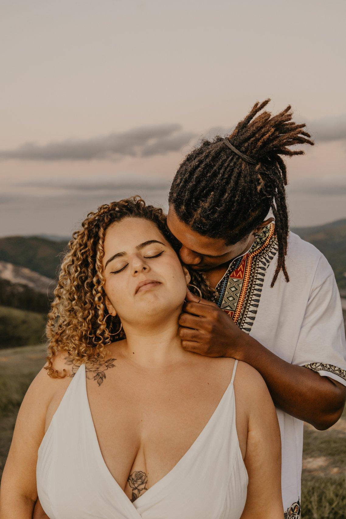 5 ideias de títulos:
1. A Ciência por Trás de um Beijo Inesquecível: Hormônios e Conexão
2. Desvendando o