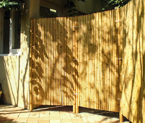 5 ideias de títulos:
1. Biombo de Bambu: O Guia Completo para Dividir e Decorar seus Ambientes.
2. Transforme seu Espaço com Biombos de Bambu: Estilos