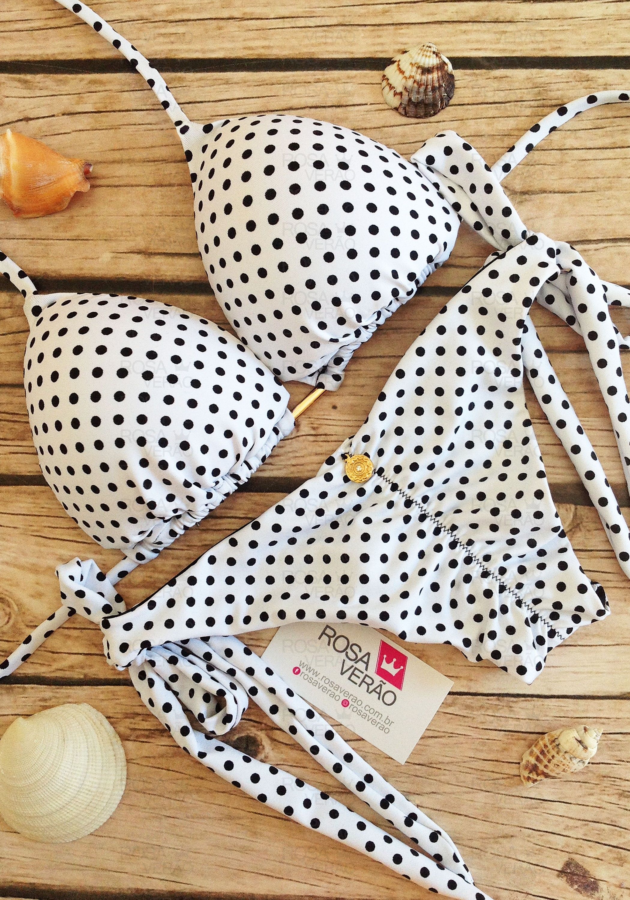 Como combinar biquíni de poá com acessórios de praia