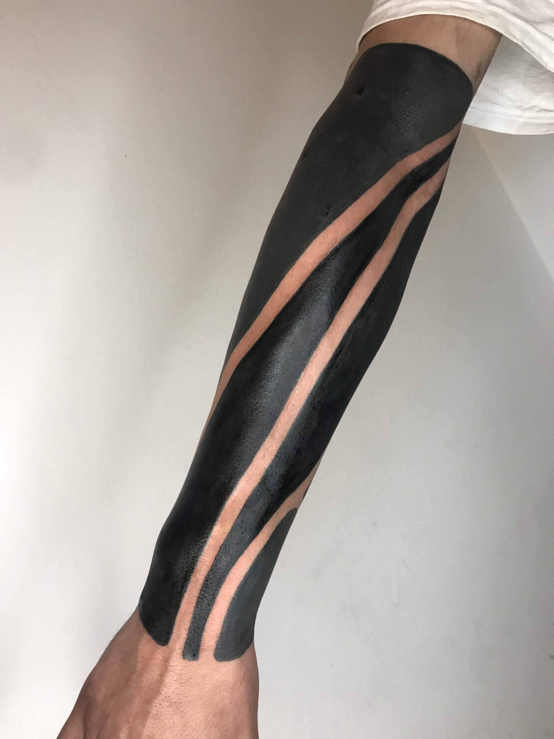 Espaço Negativo na Blackout Tattoo: Criatividade em Preto e Branco