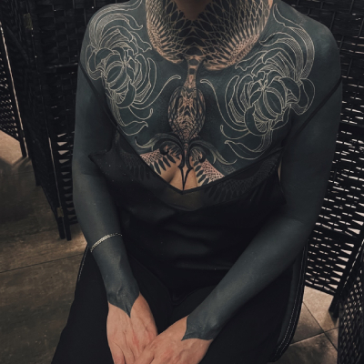 Espaço Negativo na Blackout Tattoo: Criatividade em Preto e Branco