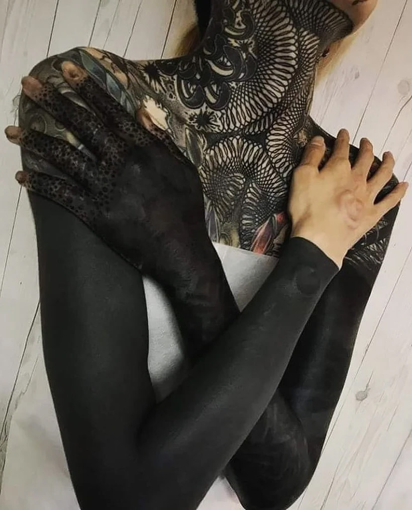 Dor, Cicatrização e Cuidados: Tudo Sobre a Blackout Tattoo