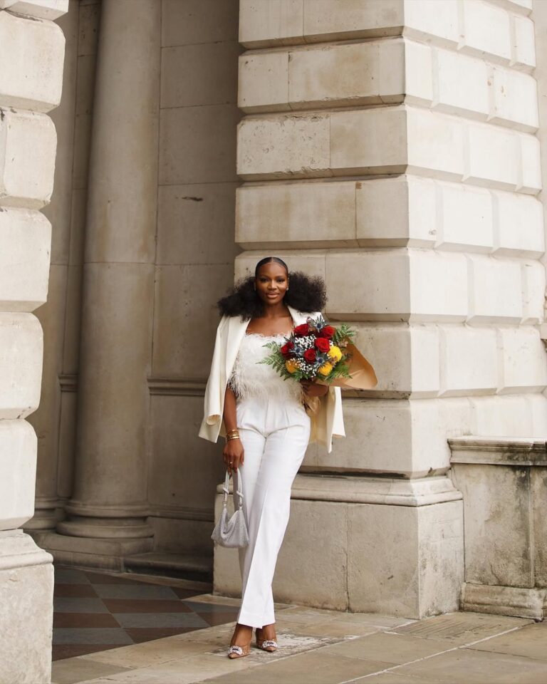 5 ideias de títulos:
1. Blusas para Casamento: Guia Completo para Convidadas
2. Como Usar Blusa em Casamento: Dicas de Estilo e Combinações
3. Tecidos Ideais para Blusas de Casamento: Luxo e Conforto
4. Casamento de Dia vs. Noite: Qual Blusa Escolher?
5. Onde Comprar Blusas Elegantes para Casamento: Lojas e Dicas