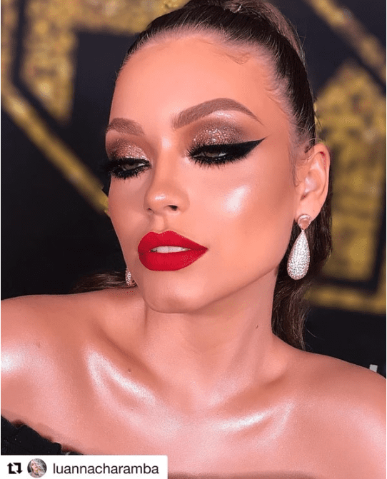 boca com batom vermelho