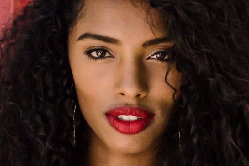 boca com batom vermelho