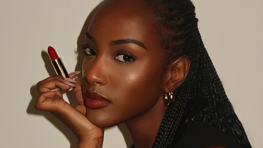 boca com batom vermelho