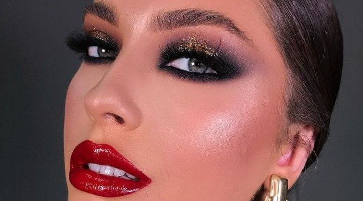 boca com batom vermelho