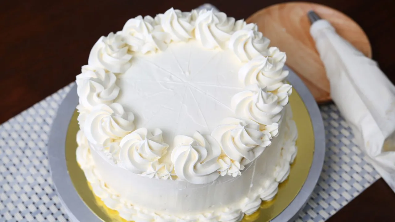 Bolo branco simples decorado com chantilly