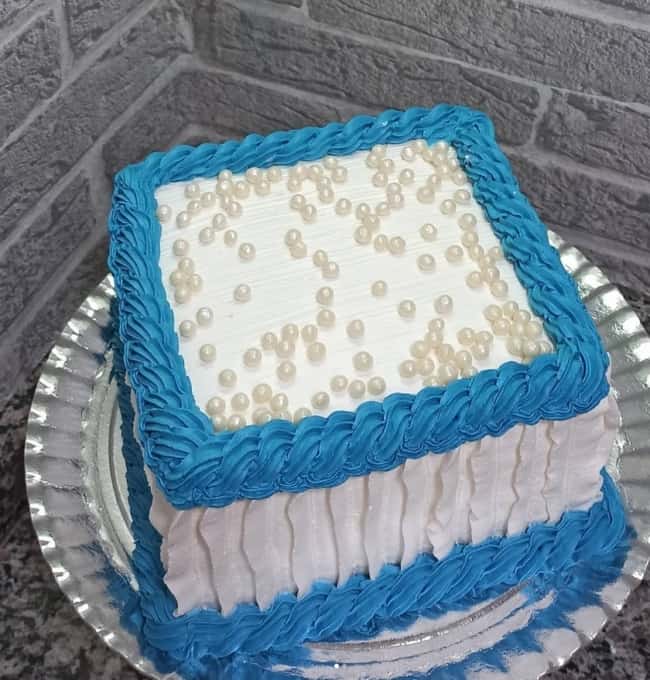 Bolo branco com flores de chantilly