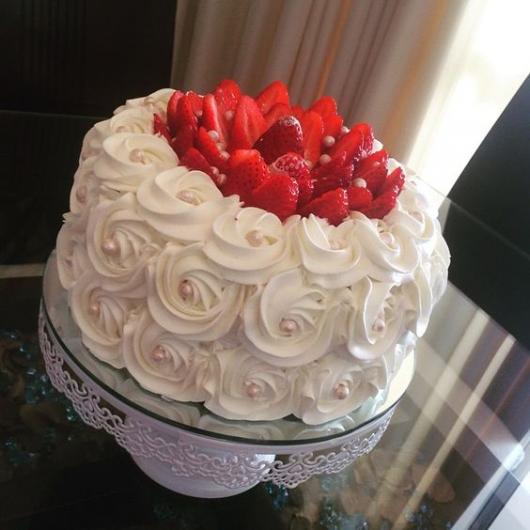 Bolo branco com bico de confeitar e chantilly