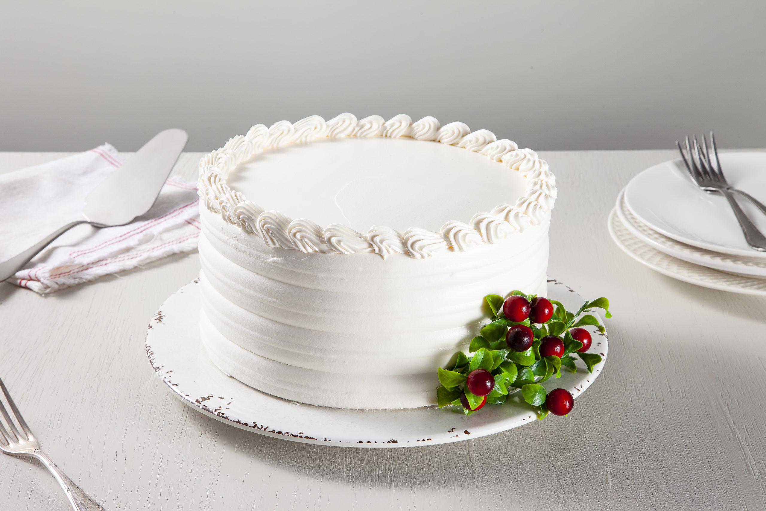 Bolo branco minimalista com chantilly