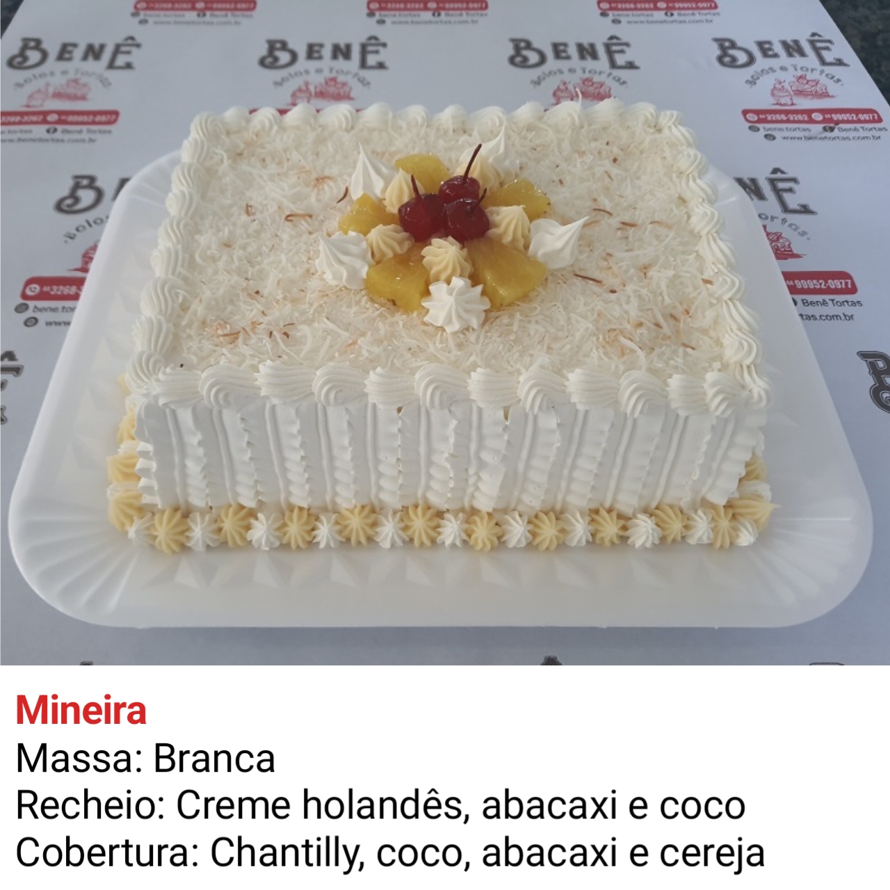 Bolo branco decorado com morangos e chantilly