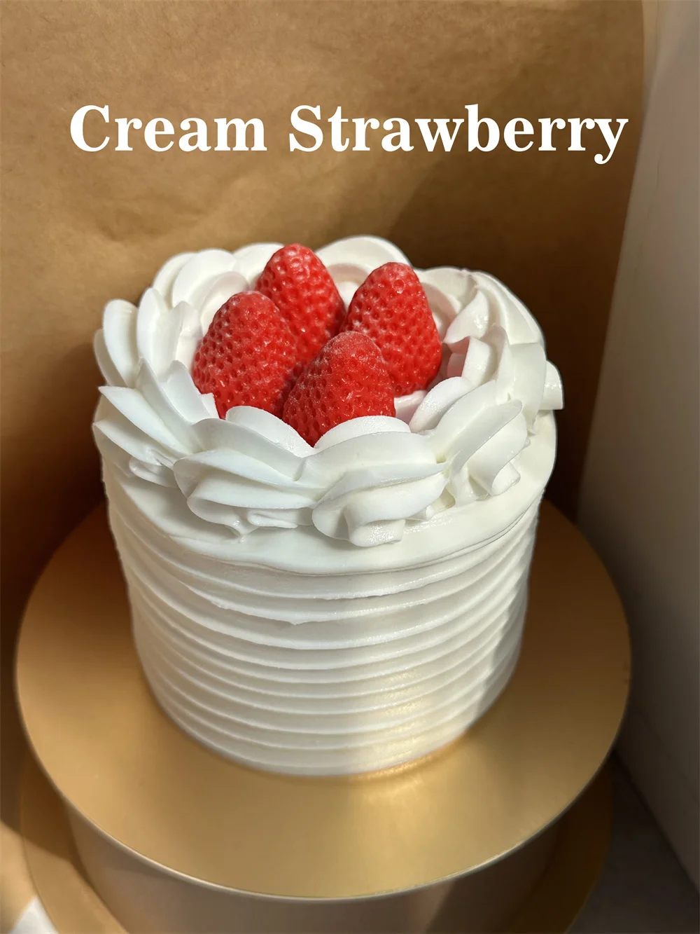 Bolo branco retangular decorado com chantilly