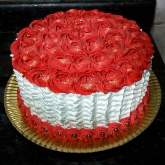 Bolo branco simples decorado com chantilly