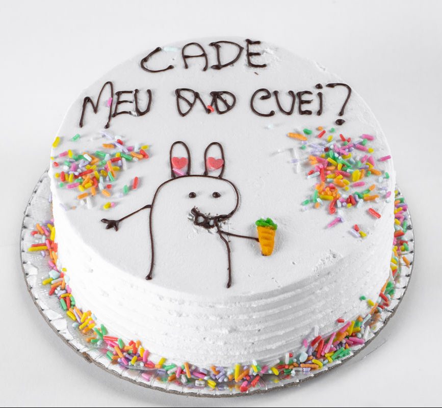 Bolo branco com frutas e chantilly