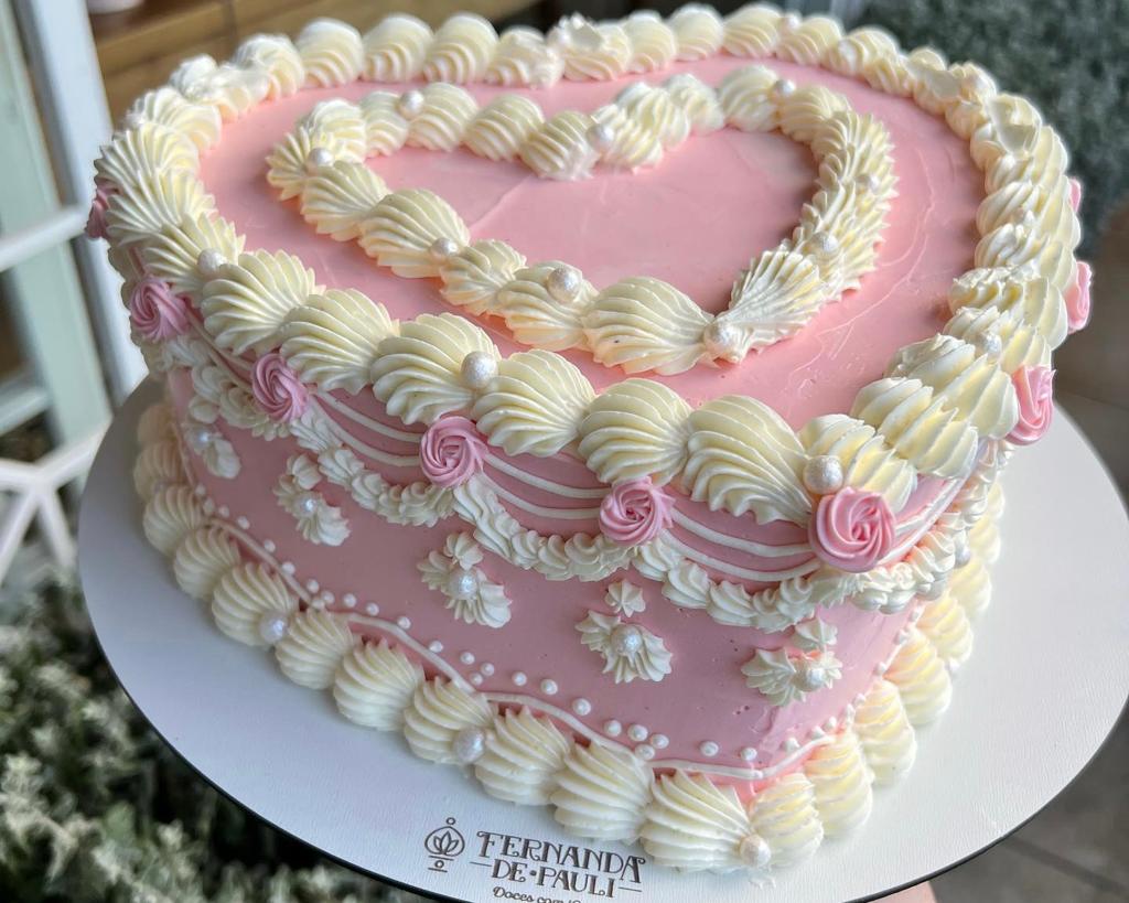 Bolo branco com flores de chantilly