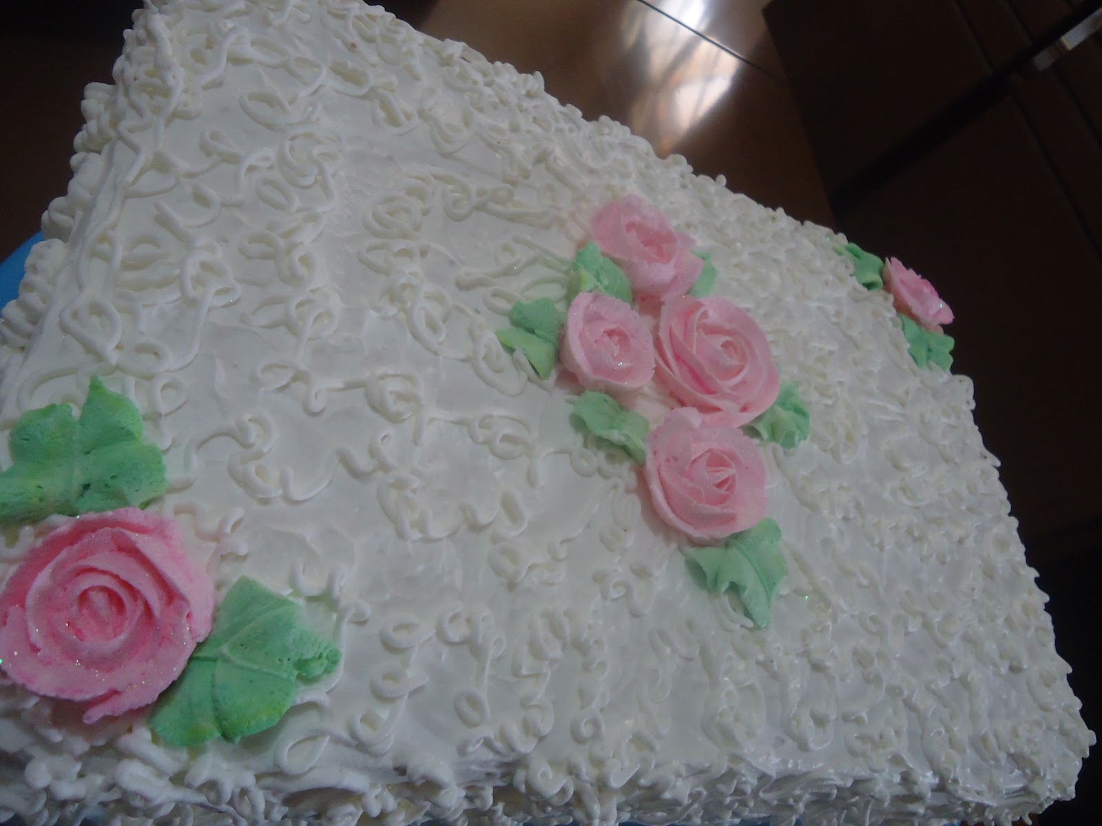 Bolo branco com bico de confeitar e chantilly