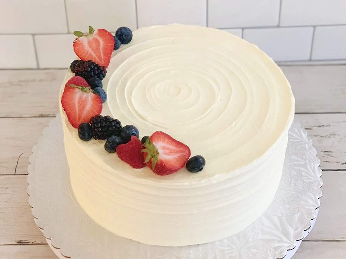 Bolo branco com flores de chantilly