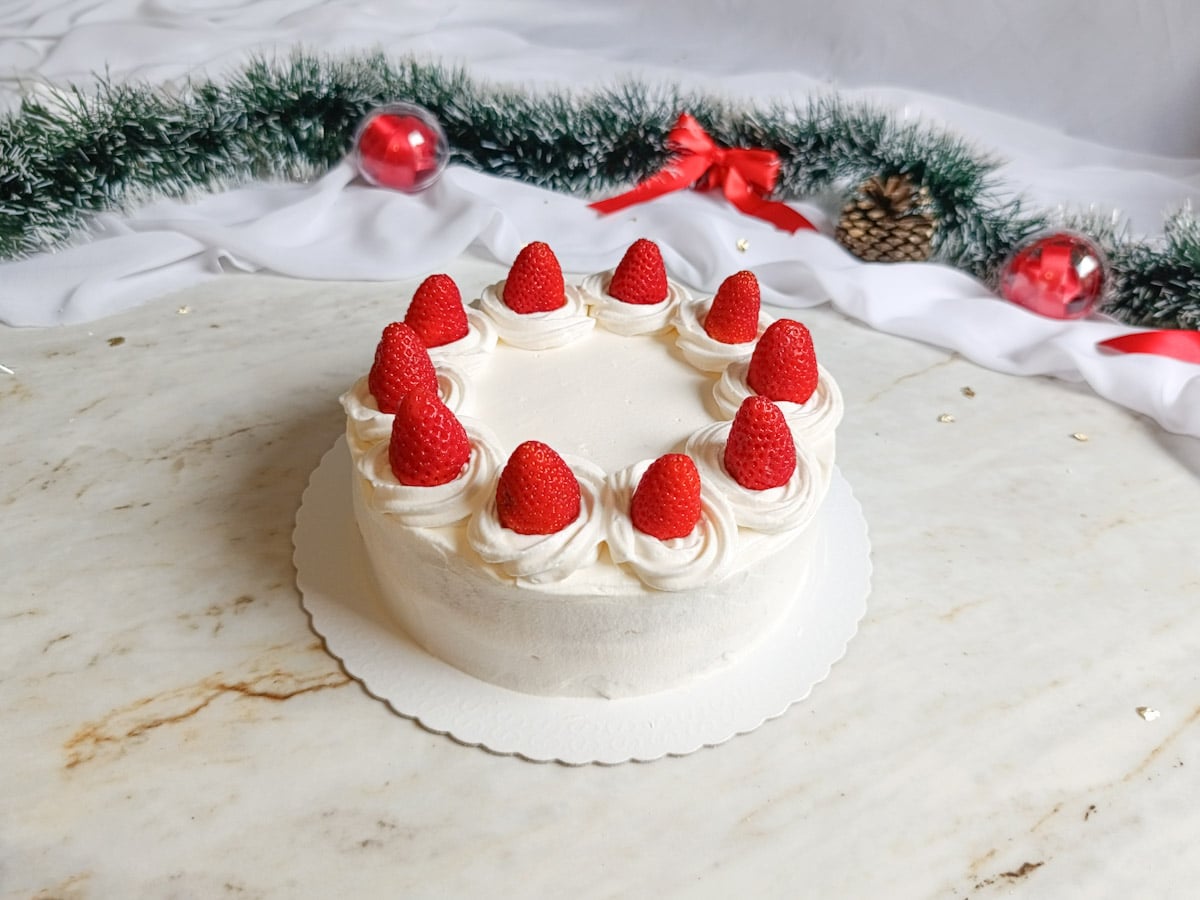 Bolo branco minimalista com chantilly