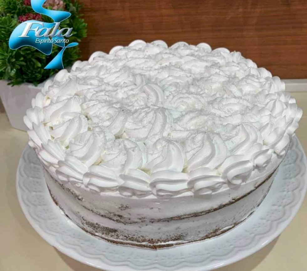Bolo branco decorado com morangos e chantilly